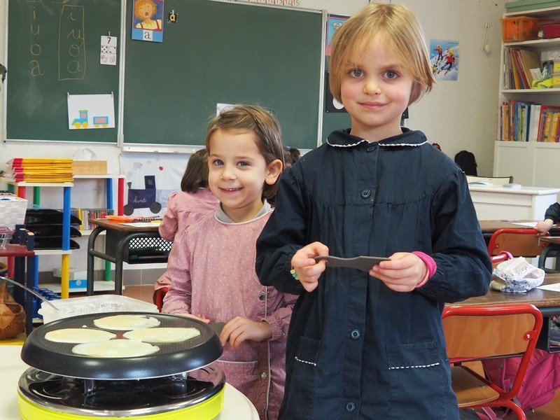 Atelier crêpes en maternelle